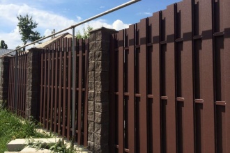 Забор из евроштакетника с кирпичными столбами 25 метров фото в Краснознаменске