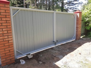 Распашные ворота с ручным управлением - пример 1 фото в Краснознаменске