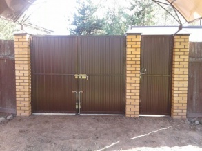 профнастил с распашными воротами - пример 11 фото в Краснознаменске