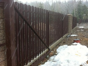 Забор из евроштакетника в шахматном порядке 122 метра фото в Краснознаменске