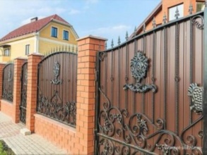 Кирпичный забор с ковкой  150 метров фото в Краснознаменске