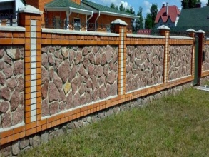 Кирпичный забор с камнем 12 метров фото в Краснознаменске