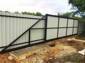 Откатные ворота с ручным управлением - пример 1 фото в Краснознаменске