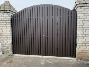 Ворота распашные из евроштакетника - пример 2 фото в Краснознаменске