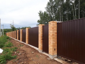 Кирпичный забор на ленточном фундаменте 12 метров фото в Краснознаменске