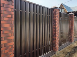 Забор из евроштакетника в шахматном порядке 18 метров фото недорого под ключ