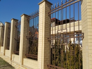 Кирпичный забор с ковкой  10 метров фото в Краснознаменске