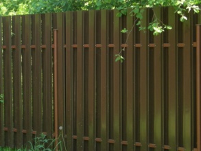 Забор из евроштакетника с бетонированием столбов 12 метров фото в Краснознаменске