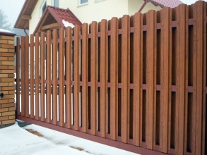 Забор из евроштакетника с кирпичными столбами 200 метров фото в Краснознаменске