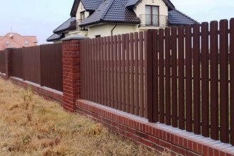 Забор из евроштакетника с кирпичными столбами 8 соток фото в Краснознаменске