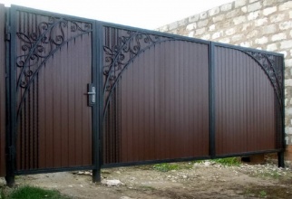 Распашные ворота из профнастила - пример 1 фото в Краснознаменске